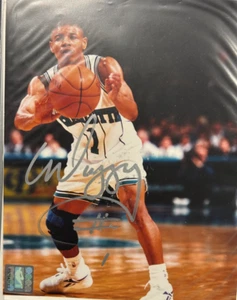 MUGSY BOGUES&LARRY JOHNSON HORNETS 8 X 10 FOTOS AUTOGRAFIADAS SIN CERTIFICADO DE AUTENTICIDAD LOTE DE 2 - Imagen 1 de 2