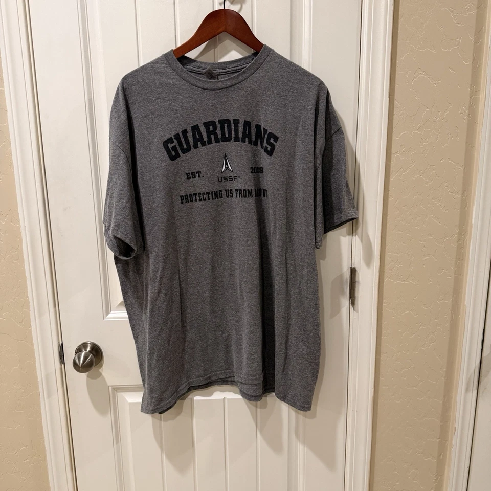Camiseta USSF Guardians 2XL Gris Fuerza Espacial “Protecting Us From Above” 2019 Foto 1 de 4