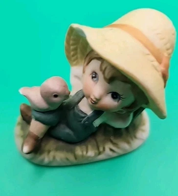 Niño Lefton vintage con sombrero de paja y estatuilla de pájaro rosa. China bisque pintada a mano Foto 1 de 4