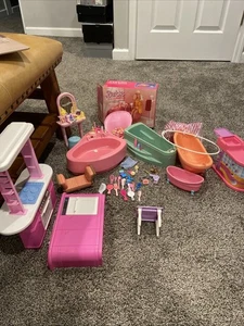 Lotto mobili misti casa delle bambole Barbie vintage e accessori cucina bagno - Foto 1 di 10