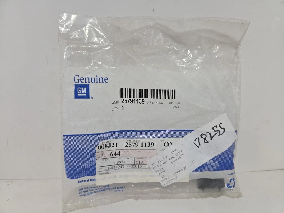 GM Roof Clearance Lamp Assembly 25791139 - Image 1 of 2