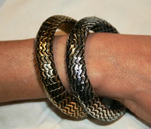 Wave Pattern Fabric Wrapped Bangle - Bild 1 von 3