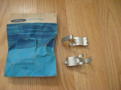 Lote de 2 clips de localización de zapatas de freno ford mustang 1979-1983 nuevo de lote D9ZZ-2C098-A Foto 1 de 2