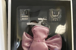Conjunto de Vestido de Noche Franklin Mint Marilyn Monroe ROSA SATINADO Diamantes - Imagen 1 de 2