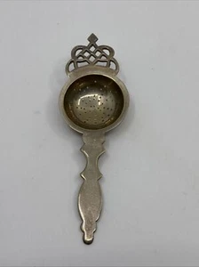 Colino da tè vintage sopra la tazza - Foto 1 di 5