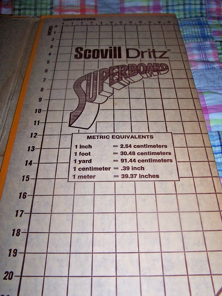 Tabla de cortar vintage con patrón SCOVILL DRITZ SUPERBOAED (40 pulgadas X 70 pulgadas) Foto 1 de 4