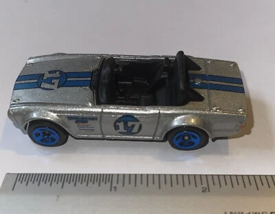 Hot Wheels Triumph Tr6 2009, plata, rayas azules, llantas azules Foto 1 de 4
