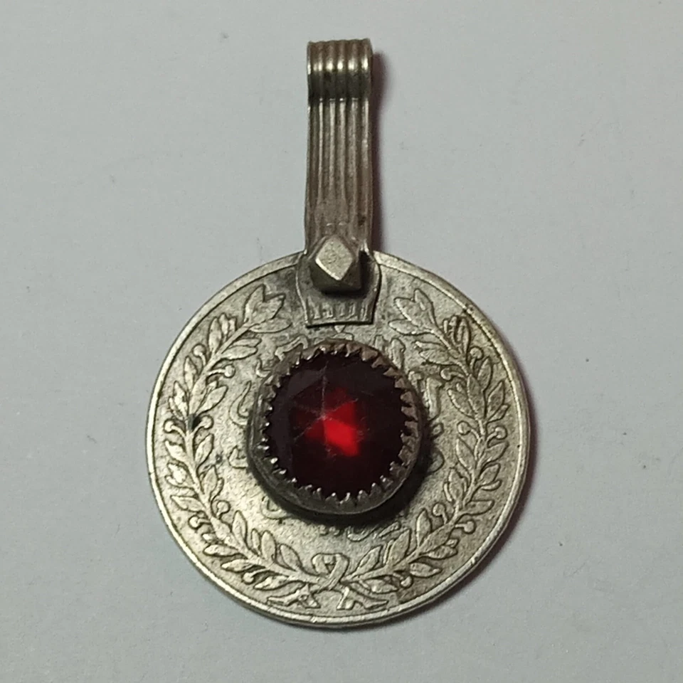 Colgante de plata vintage una gran moneda de 1911 Peso 15g y piedra ROJA Foto 1 de 4