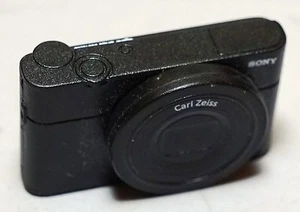 Modelo de cámara Sony RX100 juguete de plástico - Imagen 1 de 2