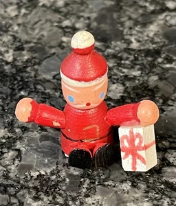 Babbo Natale vintage in legno con regalo decorazione natalizia dipinto a mano rosso alto 1 1/4" - Foto 1 di 4