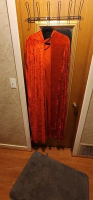 Halloween: Capa unissex vermelha com capuz com CAUDA DO DIABO REMOVÍVEL TAMANHO MUITO BOM 3X/4X. - Imagem 1 de 4