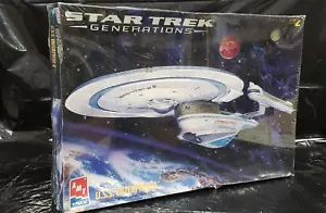 AMT - #8762 - Star Trek Generations - U.S.S. Enterprise B - NEW/MINT - Picture 1 of 8