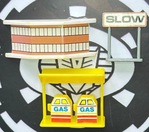 Funrise Micro Action Service Center Fold Out Playset Pump Ramp Sign Parts 1988 - Picture 1 of 2