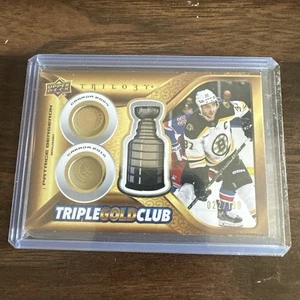 2023-24 UD Trilogy Triple Gold Club Patrice Bergeron /199 Boston Bruins Canada - Bild 1 von 4