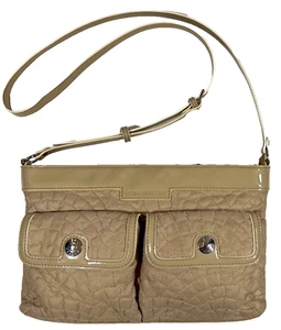 BORSA A MANO VERA BRADLEY TAN TRACOLLA REGOLABILE BORDO VERNICE PELLE - Foto 1 di 5