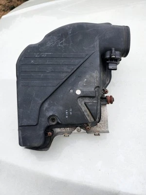 BMW 550i 535i 2010-2013 | Carcasa de filtro de aire del motor delantero izquierdo OEM 7577464 Foto 1 de 4