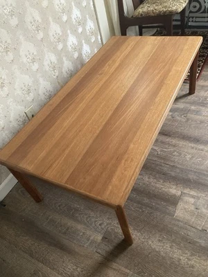 "Mesa de centro danesa vintage de teca hecha en Dinamarca mediados de siglo moderna 48"" x 25"" de colección" Foto 1 de 4