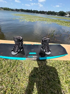 Hyperlite State Wakeboard 135cm Botas y Tabla Combo. Las botas son un 7-10,5 Foto 1 de 4
