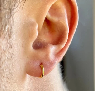 Pendientes pequeños de aro de 8 mm para hombre enchapados en oro amarillo de 14 k de plata de ley 925 Foto 1 de 4