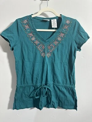 Top Covington para mujer talla pequeña cuello en V verde azulado con adornos/cuentas Foto 1 de 4