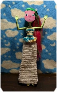 Handgefertigte Monster High 11,5" Modepuppe gehäkeltes Kleid NEU beige & bunt - Bild 1 von 10