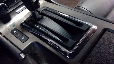 2011 11 Ford Mustang acabamento prata em torno da mudança de transmissão 102023 - Imagem 1 de 4
