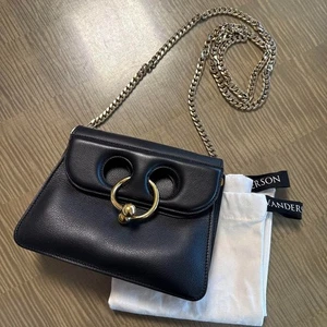 Bolso de hombro J.W.ANDERSON con cadena perforada de cuero negro para mujer de Japón - Imagen 1 de 12