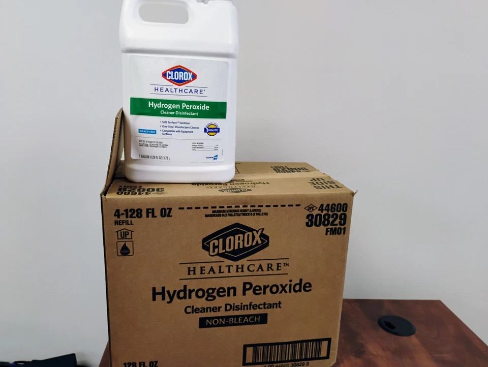 Jarra de recarga limpiadora de peróxido de hidrógeno Clorox Healthcare 128 fl oz 4/ct Foto 1 de 1