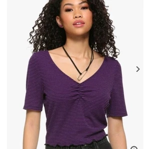 Hot Topic Black & Purple Striped Lettuce Hem Girls T-Shirt V Neck Ruffle Crop - Picture 1 of 5
