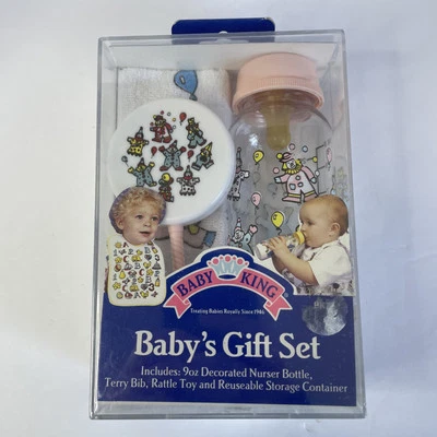 Conjunto de regalo de bebé Baby King vintage años 90 biberón rizo babero y sonajero nuevo nuevo en stock Foto 1 de 4