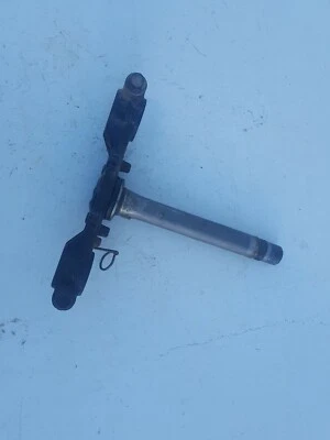 1982 年雅马哈 xt200 XT 200 转向杆下三夹树夹  — 第 1/4 张图片