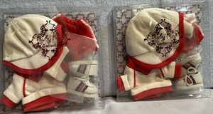 2 RUBINROTE GALLERIA BASEBALL-UNIFORMEN, NEUWERTIG IN VERPACKUNG FÜR SHAN, YU PING UND TANGHULU PUPPEN - Bild 1 von 2