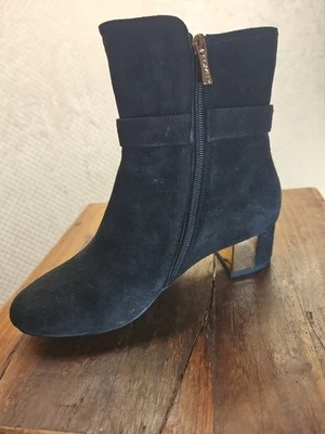 Botas al tobillo Rachael Comely negras de gamuza para mujer 7 diamantes de imitación hebilla tacón bloque Foto 1 de 4