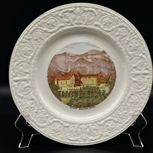 English Crown Devon Banff Springs Hotel Souvenirteller 10" geprägter Rand - Bild 1 von 7