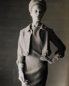 Mandinian — 2 photographies de mode — timbre humide au dos — 24 x 18 cm. — 1960. - Foto 1 di 4