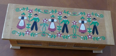 alte kleine holzkiste mit Trachtenmotive - Bild 1 von 4
