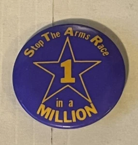 Insignia de botón PIN de colección Stop The Arms Race One In A Million años 80 contra la guerra nuclear - Imagen 1 de 3