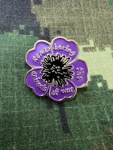 ANIMALS OF WAR PIN BADGE P0PPY BADGE PURPLE P0PPY REMEMBRANCE DAY FAST+FREE DEL - Picture 1 of 3