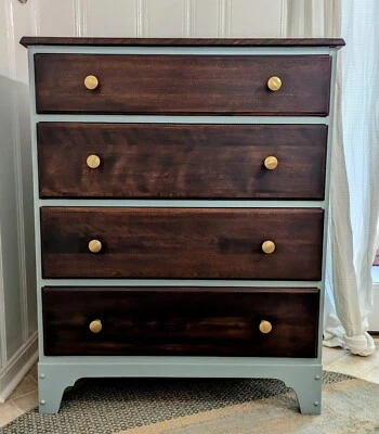 Cómodas vintage de madera de cerezo Foto 1 de 4