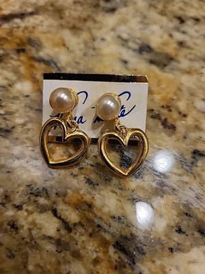 Pendientes perforados vintage Vanna blanco imitación perlas corazones colgantes tono dorado Foto 1 de 3