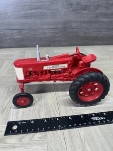 Ertl Farmall 350 McCormick 1/16 trattore giocattolo in metallo agricoltura - Foto 1 di 14