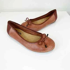 SoftWalk Napa Embossed Ballet Flat in Brandy Size 7W - Picture 1 of 7