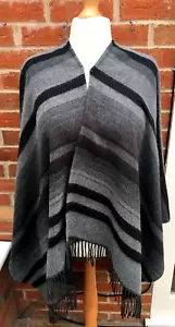 Nuevo sin etiquetas Poncho River Island Talla Única Negro Gris Mantón Envoltura Tejido Suave Invierno Primavera - Imagen 1 de 4