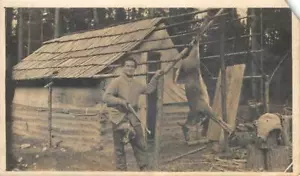 Foto antigua vintage de la década de 2010 con cabina de tronco de rifle de caza de ciervos c1910 - Imagen 1 de 2