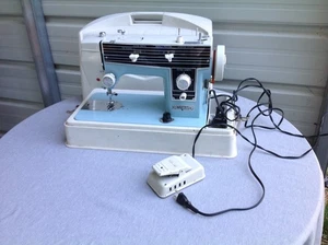 Dressmaker Sewing Machine, As Is For Parts Or Repair - Foto 1 di 16