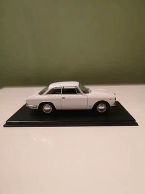 Die cast 1/24 Modellino Auto Alfa Romeo Giulia GT 1300 Junior 1966 - Immagine 1 di 4