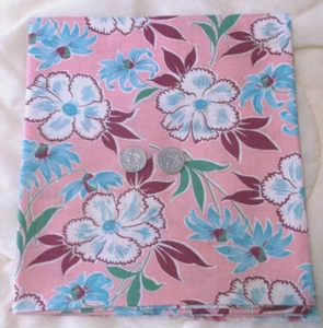 Zwei Vintage Futtersäcke Stoff/Steppdecke/Material rosa mit weißen blauen & roten Blumen (Flecken) - Bild 1 von 11