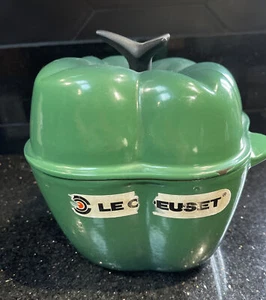 Le Creuset Green Bell Pepper Dutch Oven 2-1/4 Qt 2.25 Qt Cast Iron-LTD EDITION - Picture 1 of 8