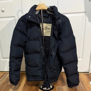 Hollister Puffer Chaqueta Hombre’s Grande Azul Oscuro Pluma y Plumón Relleno. Cremallera y broche de presión - Imagen 1 de 12