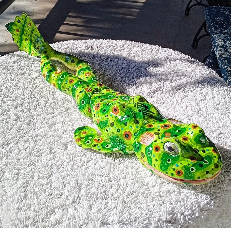Rana toro articulada 15,5" L. tallada y pintada por mí James Mead Foto 1 de 4